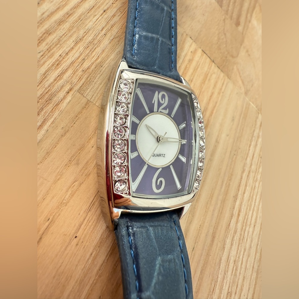 Unbranded ladies silver tone blue retro dress watch NEW BATTERY - Picture 2 of 8